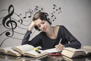Músicas para estudar podem ajudá-lo a manter-se na zona de foco ideal.