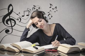 Ouvir músicas para estudar é bom?